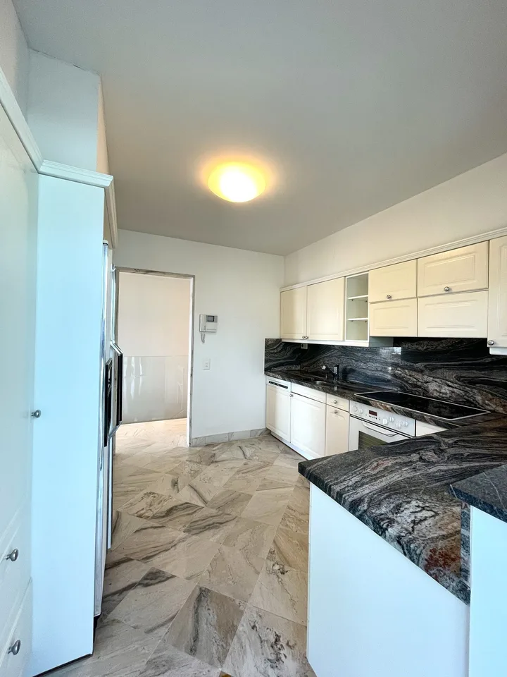 Appartamento di pregio su tre livelli con piscina condominiale – foto 9 di 23