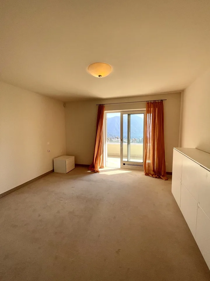 Appartamento di pregio su tre livelli con piscina condominiale – foto 16 di 23
