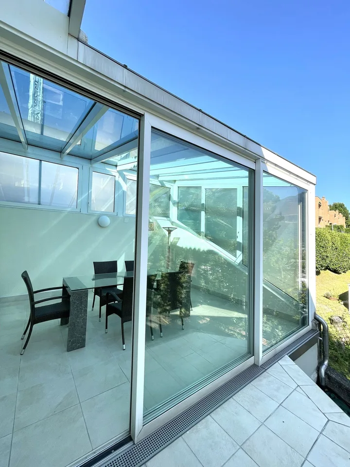 Appartamento di pregio su tre livelli con piscina condominiale – foto 12 di 23