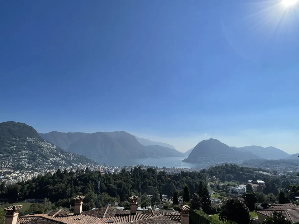 Appartamento di pregio su tre livelli con piscina condominiale – foto 8 di 23