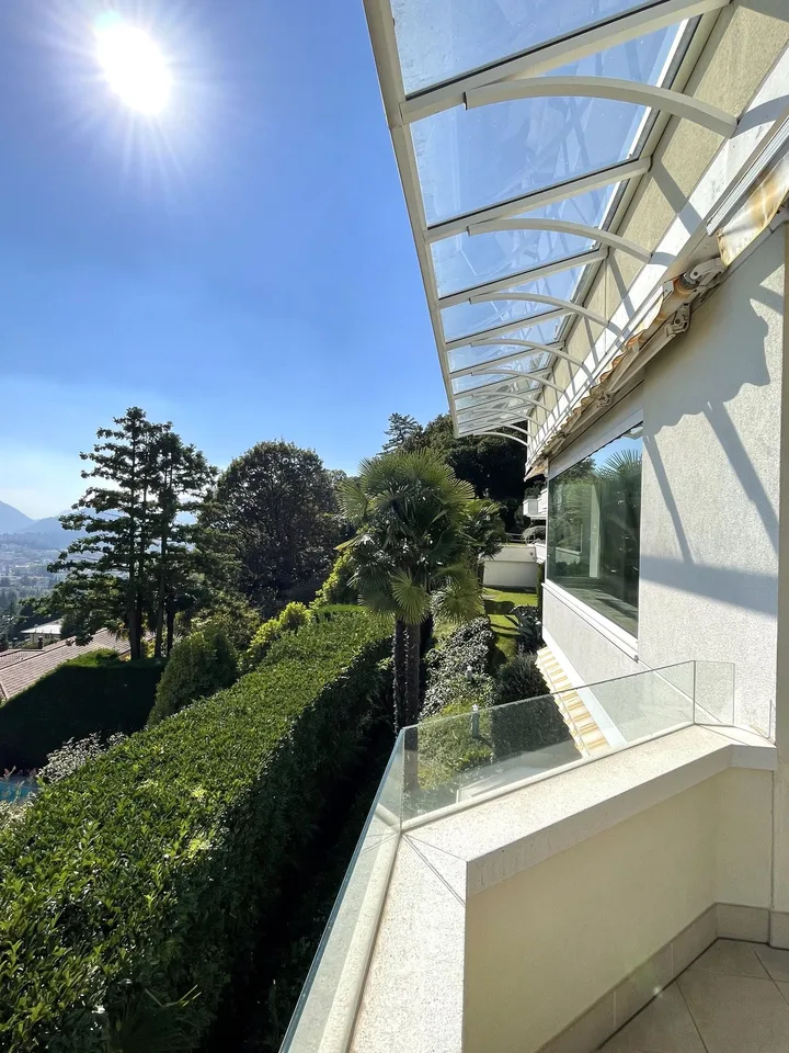 Appartamento di pregio su tre livelli con piscina condominiale – foto 11 di 23