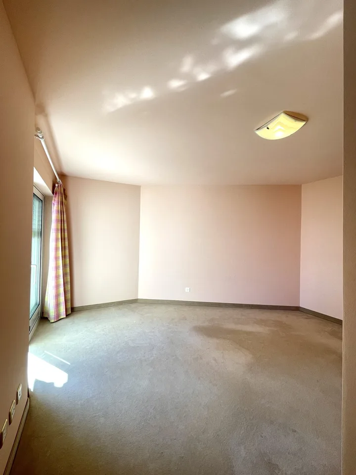 Appartamento di pregio su tre livelli con piscina condominiale – foto 15 di 23
