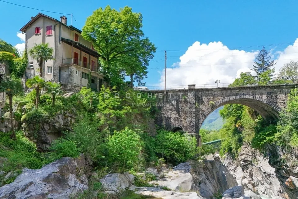 Storica Osteria con alloggio in posizione unica a Ponte Brolla