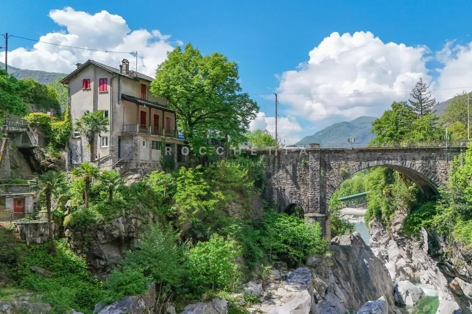Storica Osteria con alloggio in posizione unica a Ponte Brolla