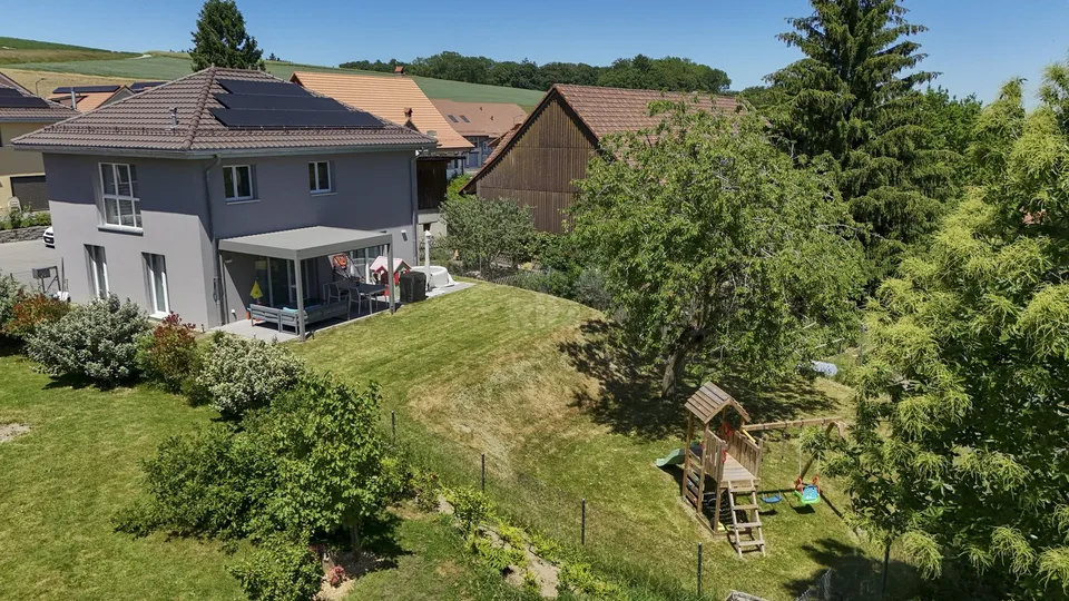 Belle maison moderne dans un cadre de vie privilégié