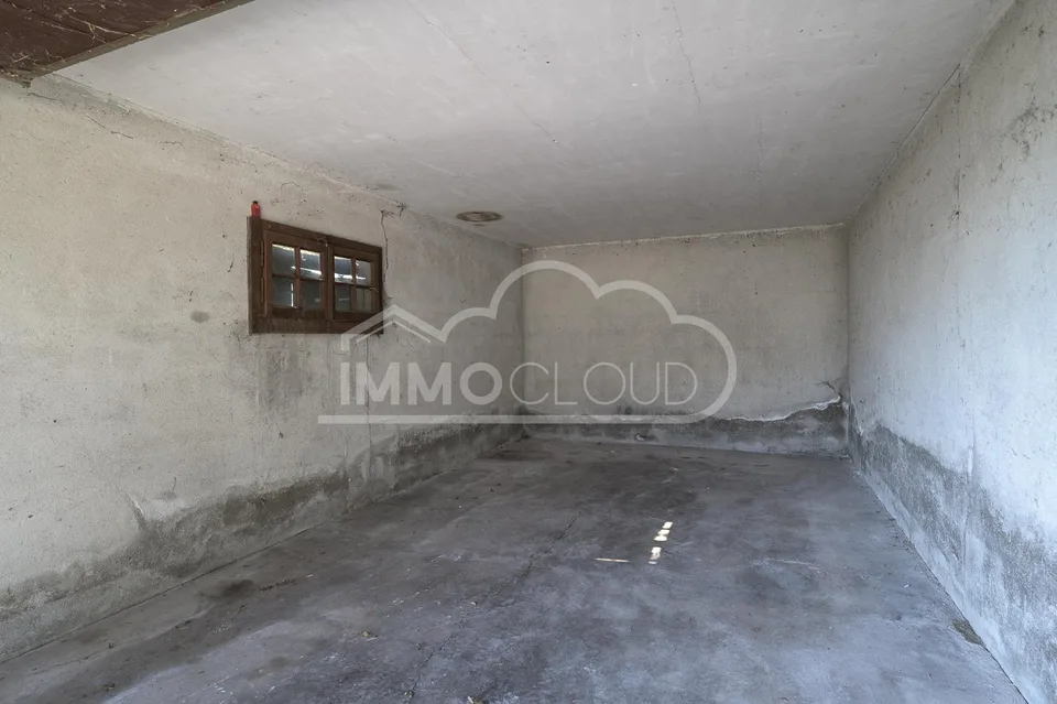 Garage mit privatem Grundstück