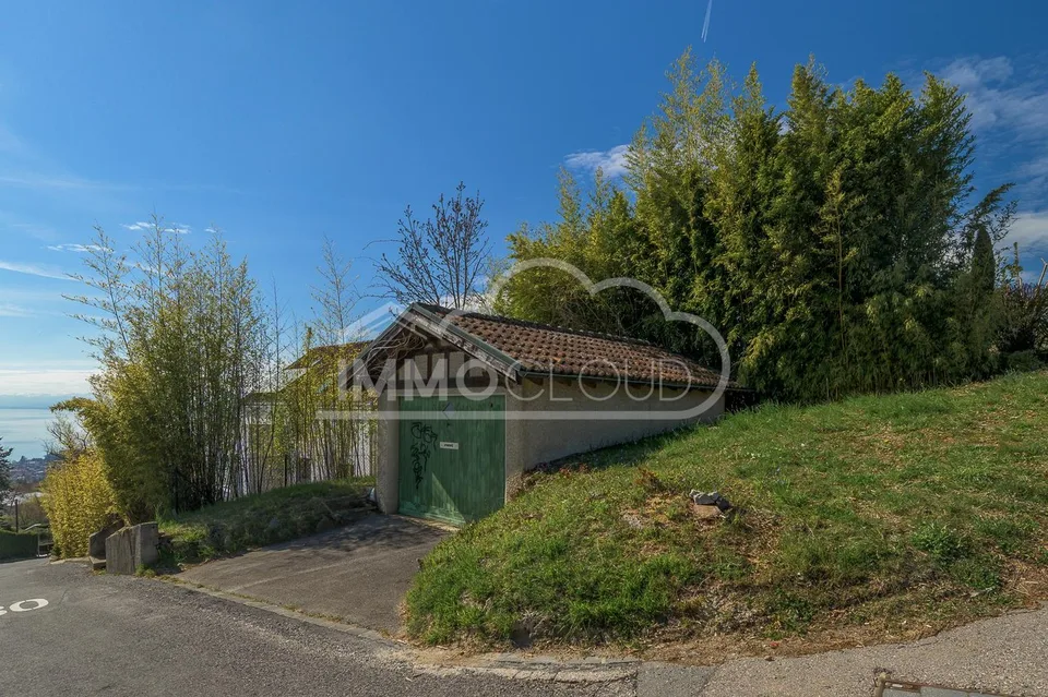 Garage mit privatem Grundstück