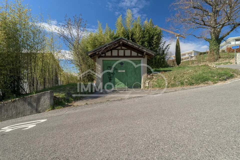 Garage mit privatem Grundstück