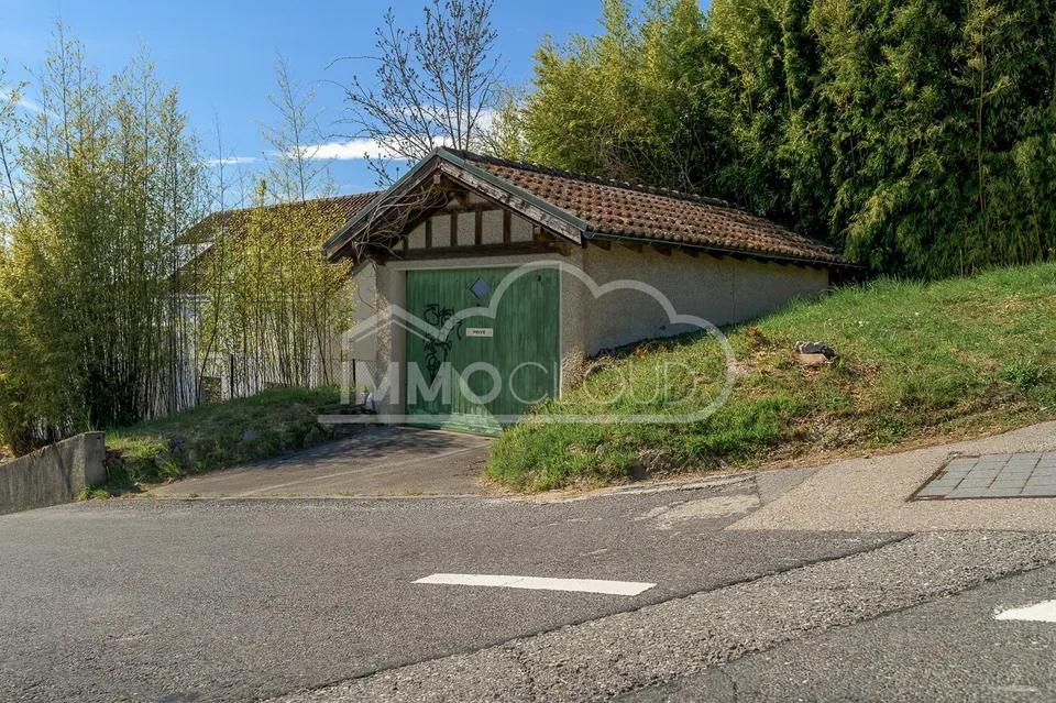 Garage mit privatem Grundstück