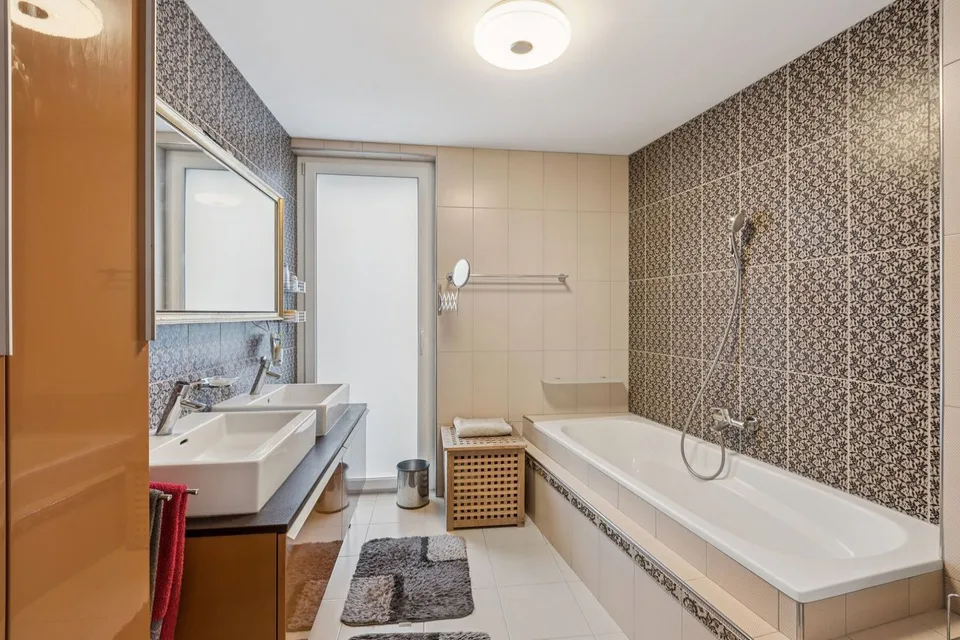 Schönes Einfamilienhaus mit großem Garten und Jacuzzi – Foto 12 von 13