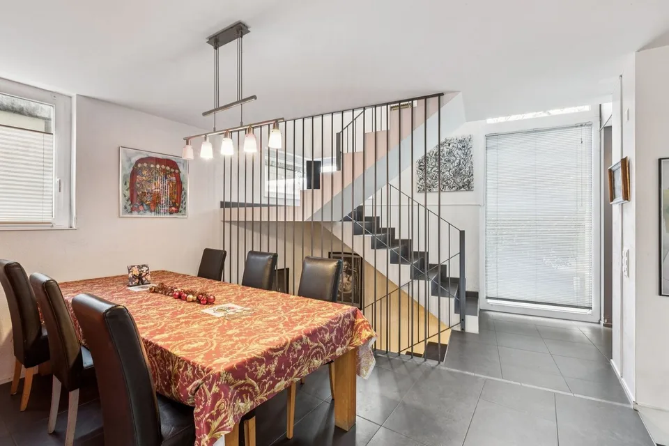 Schönes Einfamilienhaus mit großem Garten und Jacuzzi – Foto 6 von 13
