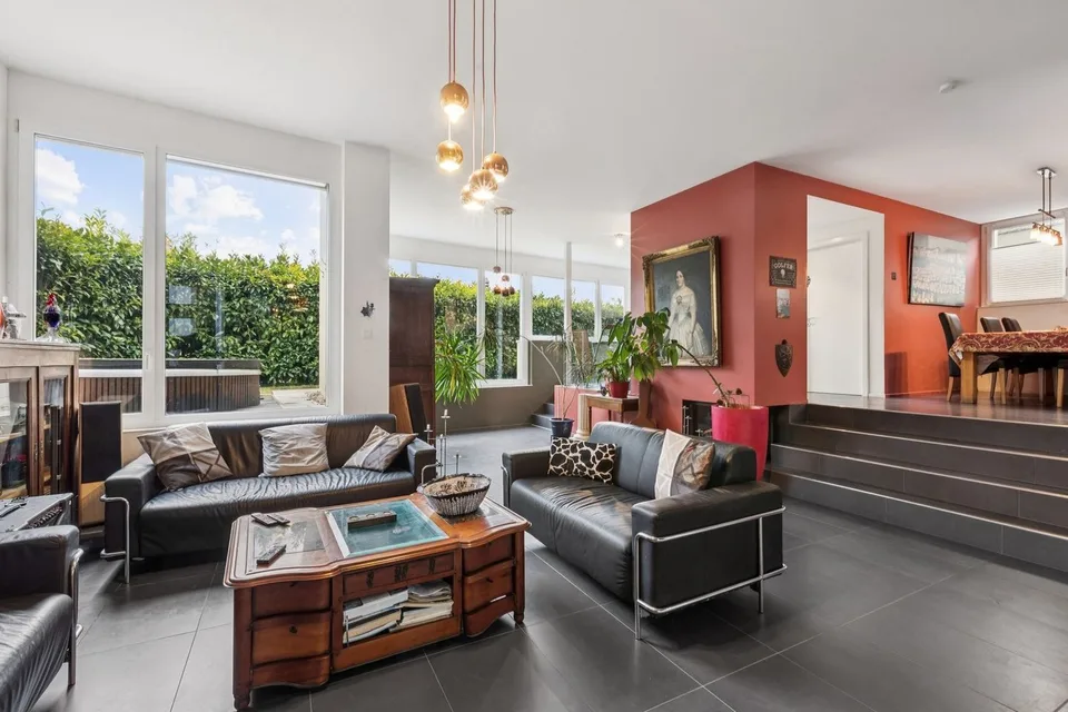 Schönes Einfamilienhaus mit großem Garten und Jacuzzi