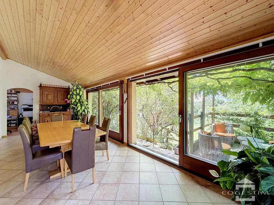 Großes Einfamilienhaus in seinem grünen Ambiente