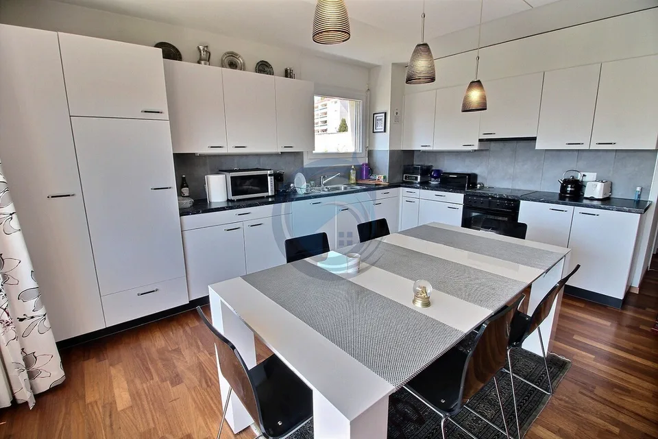 Schönes 3-Zimmer-Eckapartment mit Balkon in der Nähe des Genfersees