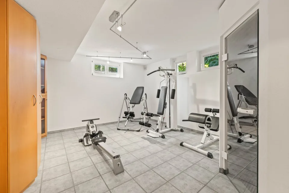 Architektenhaus mit Pool und 2 Garagen – Foto 11 von 13