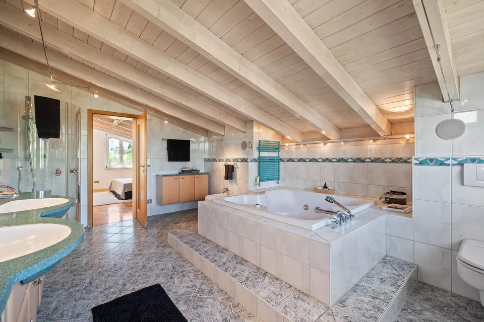 Architektenhaus mit Pool und 2 Garagen – Foto 7 von 13