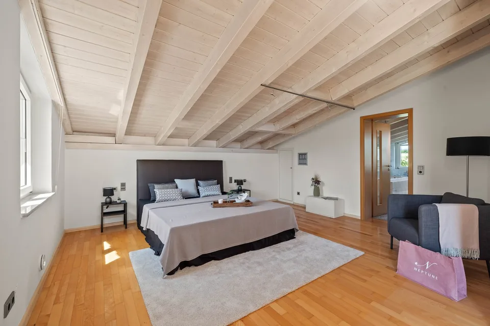 Casa dell'architetto con piscina e 2 garage