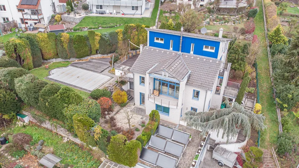 Architektenhaus mit Pool und 2 Garagen