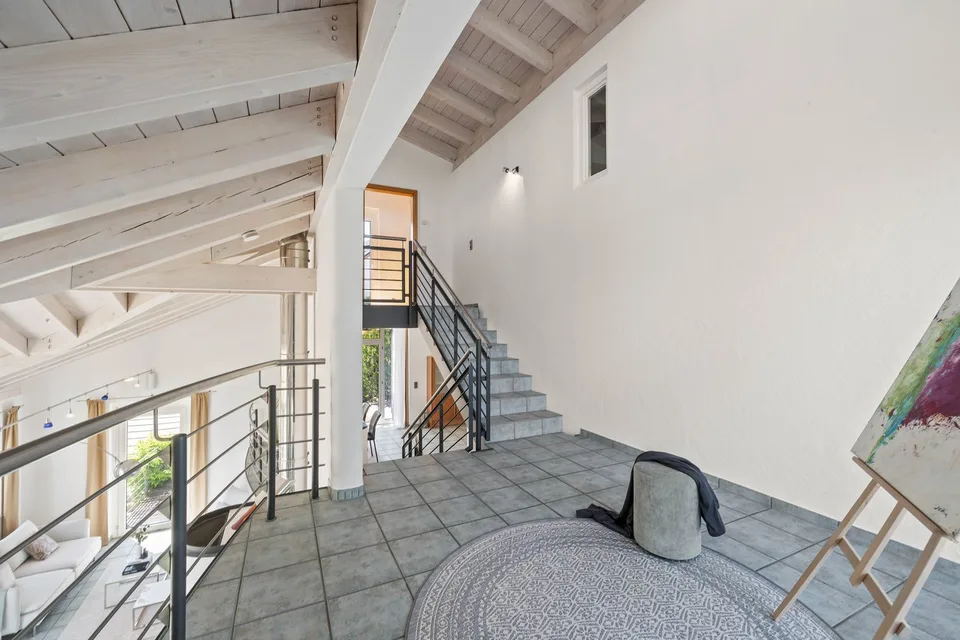 Architektenhaus mit Pool und 2 Garagen – Foto 10 von 13