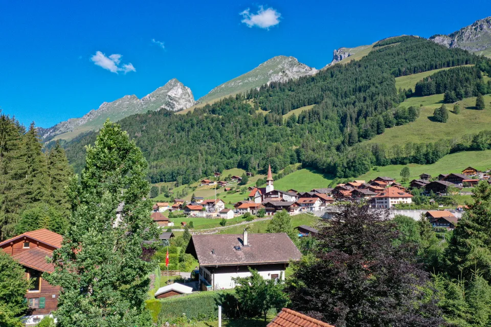 Chalet nuovo e contemporaneo in un ambiente verde