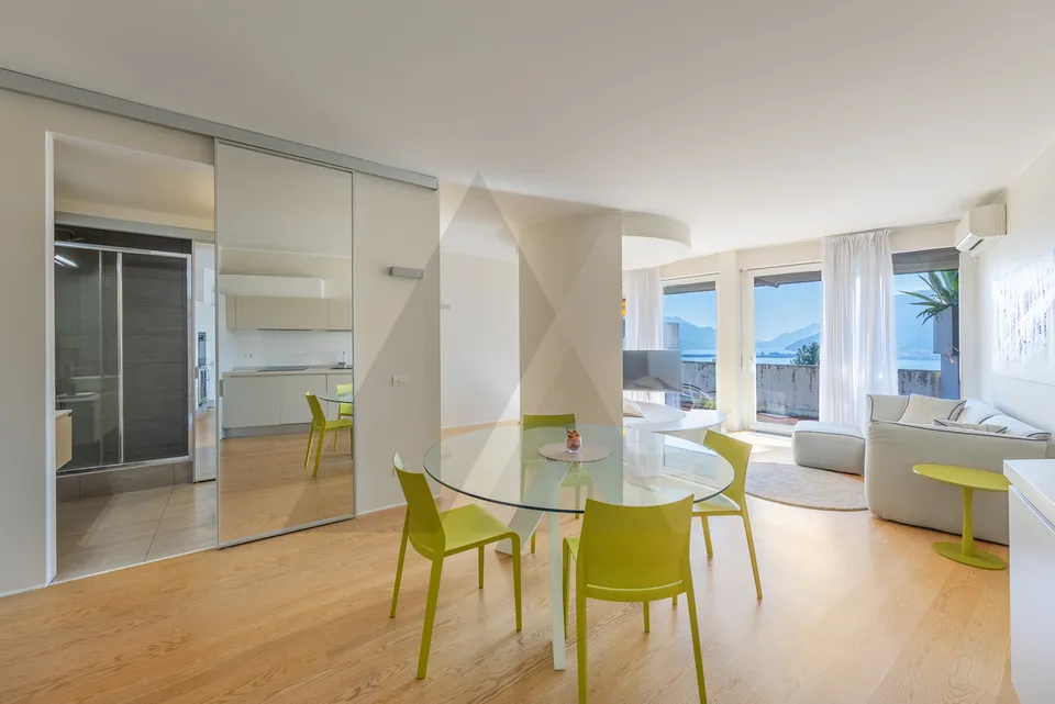 STUDIO ARREDATO CON TERRAZZA E VISTA LAGO