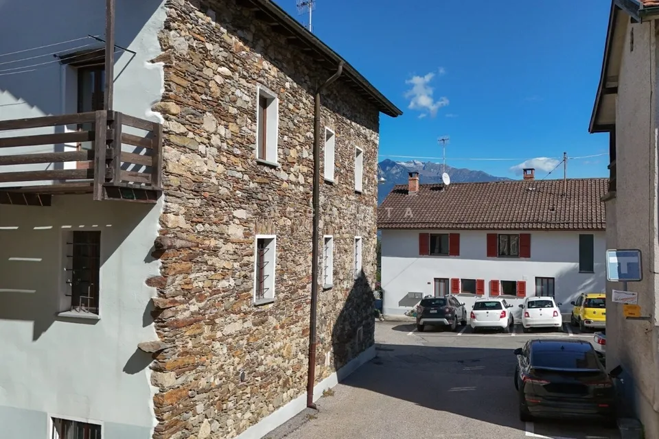 Storica casa nel Nucleo con Piazzetta privata e box-auto