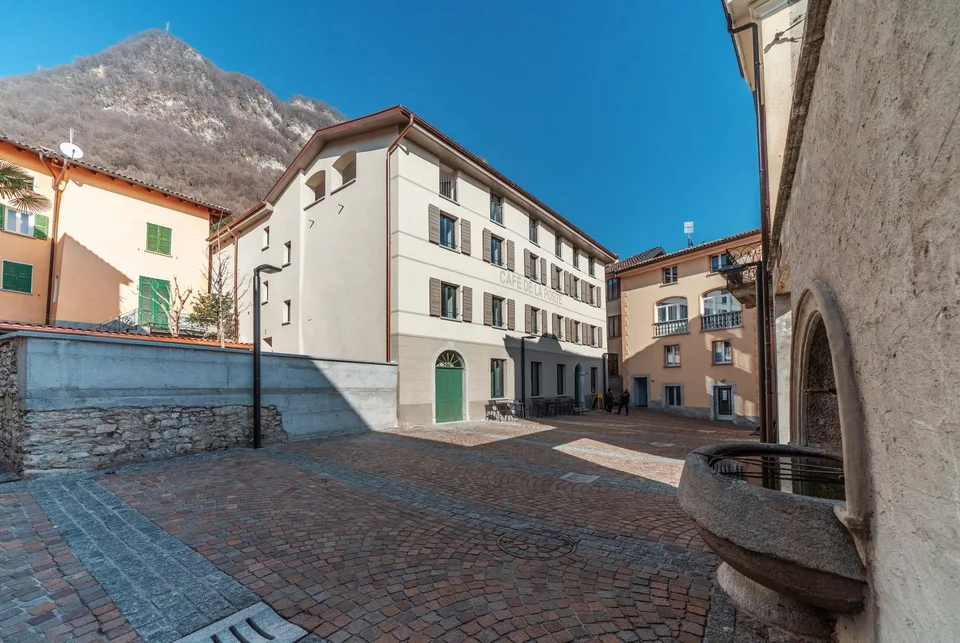 Edificio storico completamente ristrutturato in Piazza Grande ad Arogno