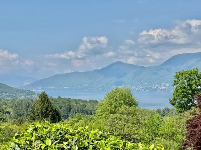 Bella villa in una posizione tranquilla e soleggiata a sud con un bel terreno e una vista da sogno sul lago – foto 19 di 19