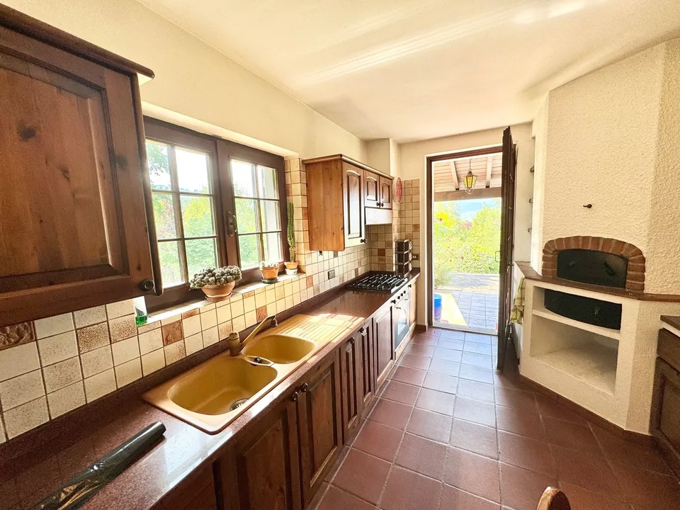 Bella villa in una posizione tranquilla e soleggiata a sud con un bel terreno e una vista da sogno sul lago – foto 9 di 19