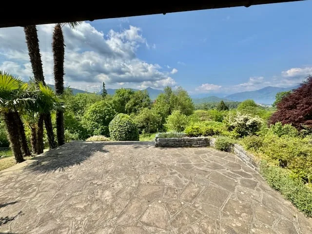 Bella villa in una posizione tranquilla e soleggiata a sud con un bel terreno e una vista da sogno sul lago – foto 17 di 19