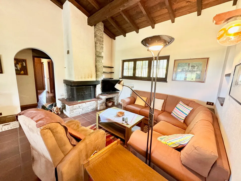 Bella villa in una posizione tranquilla e soleggiata a sud con un bel terreno e una vista da sogno sul lago – foto 7 di 19