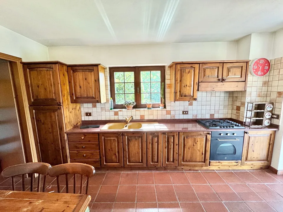 Bella villa in una posizione tranquilla e soleggiata a sud con un bel terreno e una vista da sogno sul lago – foto 8 di 19