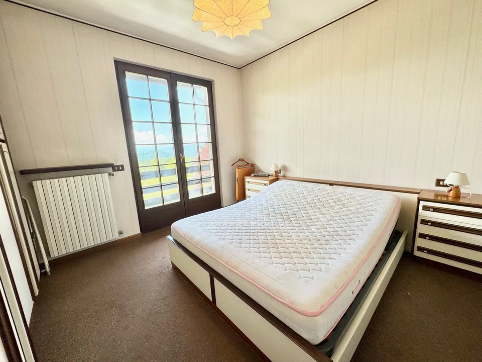 Bella villa in una posizione tranquilla e soleggiata a sud con un bel terreno e una vista da sogno sul lago – foto 10 di 19