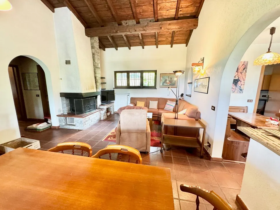 Bella villa in una posizione tranquilla e soleggiata a sud con un bel terreno e una vista da sogno sul lago