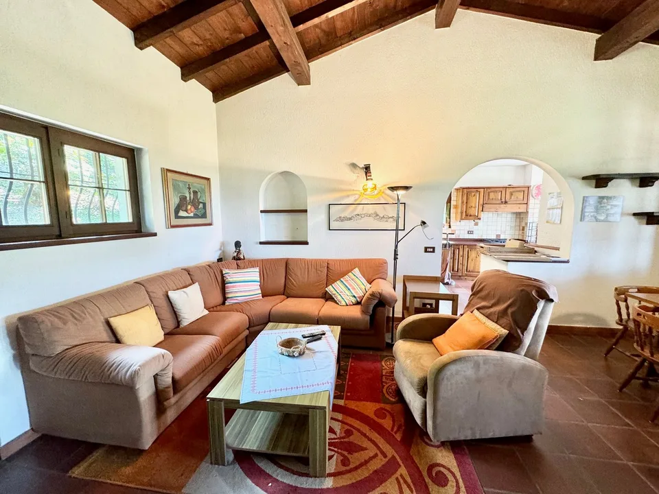 Bella villa in una posizione tranquilla e soleggiata a sud con un bel terreno e una vista da sogno sul lago