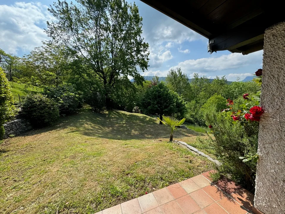 Bella villa in una posizione tranquilla e soleggiata a sud con un bel terreno e una vista da sogno sul lago – foto 16 di 19
