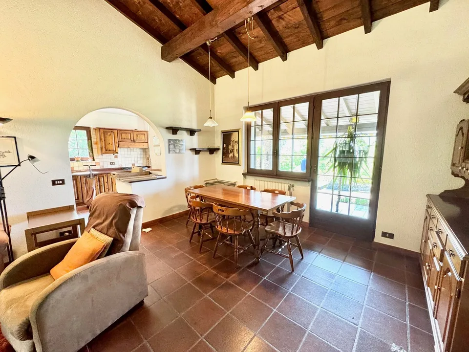 Bella villa in una posizione tranquilla e soleggiata a sud con un bel terreno e una vista da sogno sul lago – foto 6 di 19