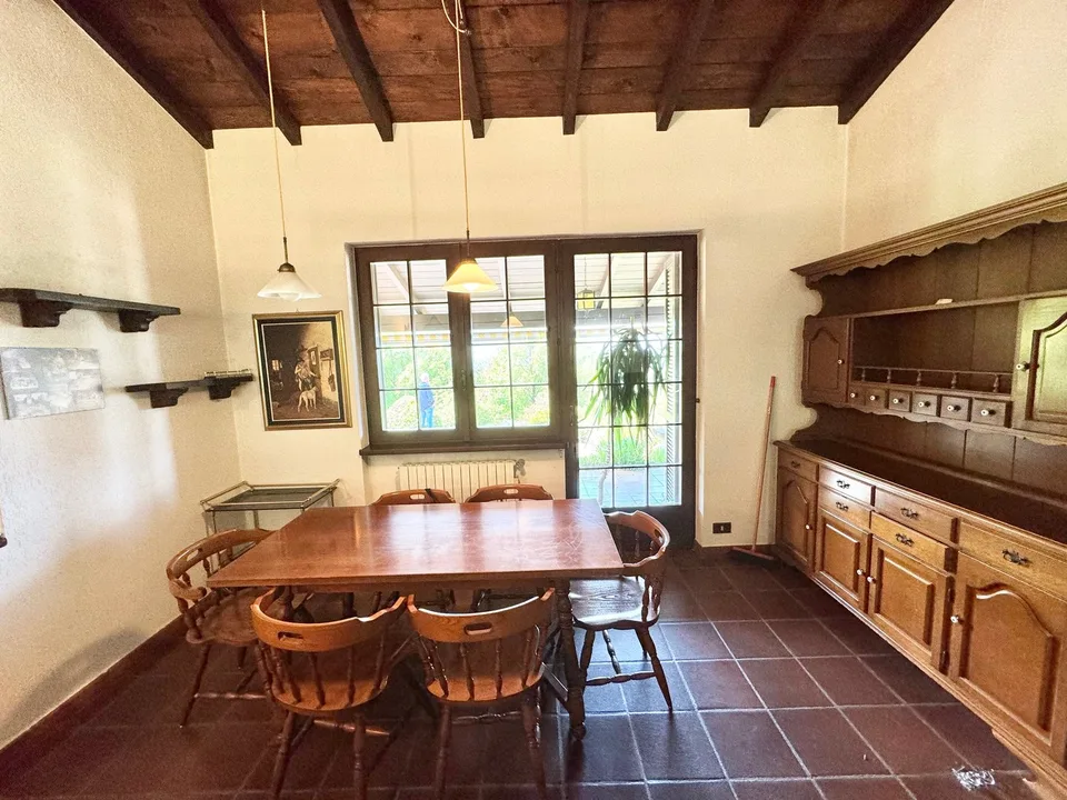 Bella villa in una posizione tranquilla e soleggiata a sud con un bel terreno e una vista da sogno sul lago