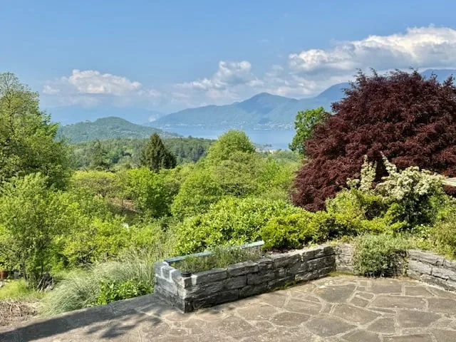 Bella villa in una posizione tranquilla e soleggiata a sud con un bel terreno e una vista da sogno sul lago – foto 18 di 19