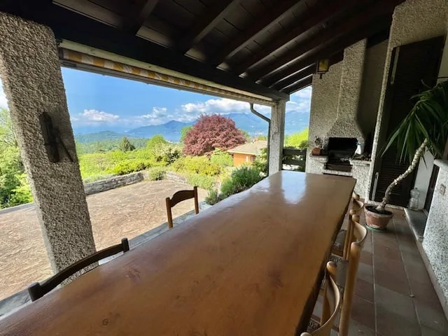 Bella villa in una posizione tranquilla e soleggiata a sud con un bel terreno e una vista da sogno sul lago – foto 15 di 19