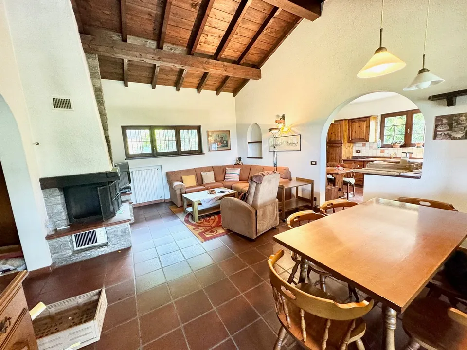 Bella villa in una posizione tranquilla e soleggiata a sud con un bel terreno e una vista da sogno sul lago