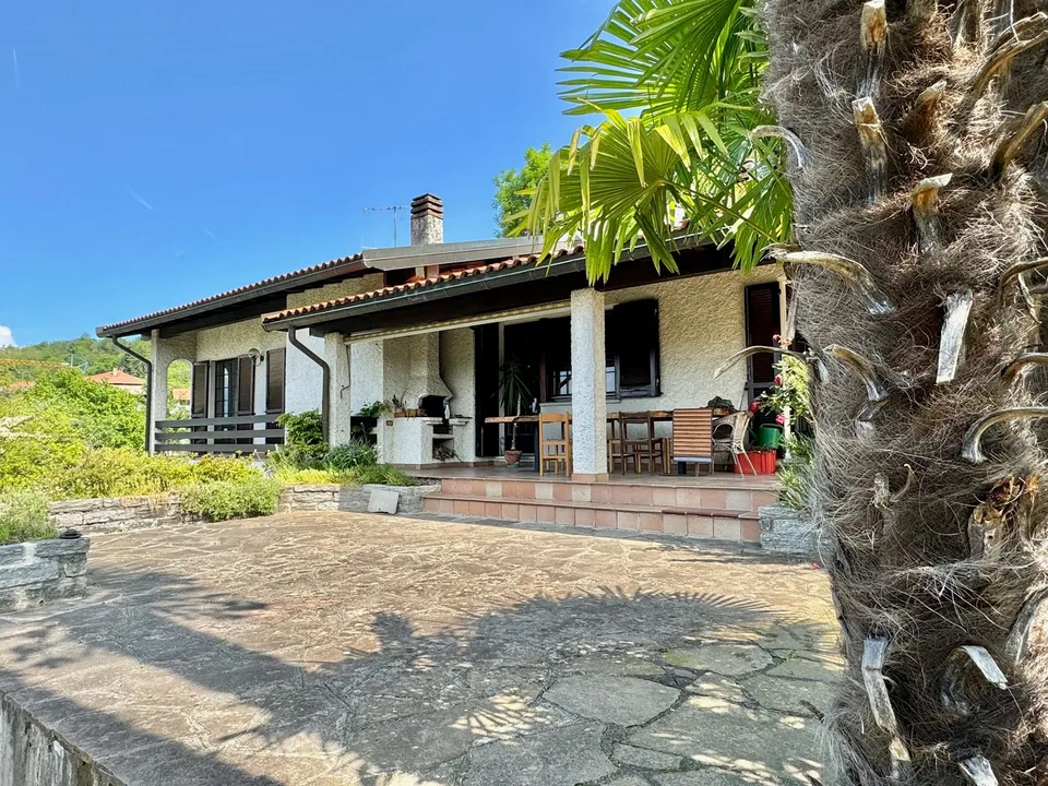 Schöne Villa in ruhiger und sonniger Südlage mit schönem Grundstück und Traumseeblick