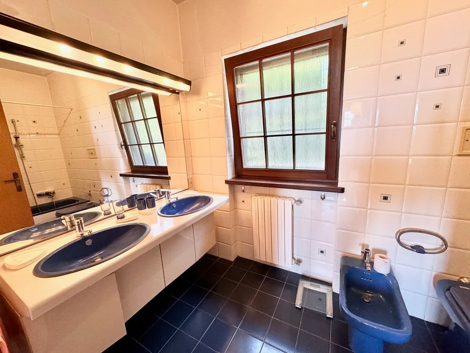 Bella villa in una posizione tranquilla e soleggiata a sud con un bel terreno e una vista da sogno sul lago – foto 13 di 19