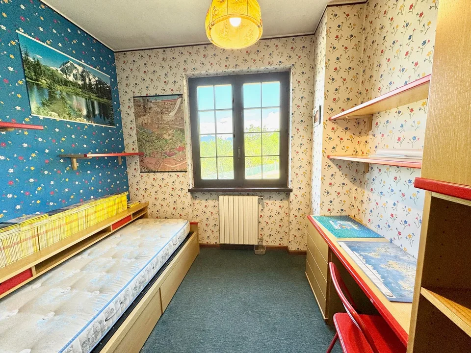 Bella villa in una posizione tranquilla e soleggiata a sud con un bel terreno e una vista da sogno sul lago – foto 12 di 19