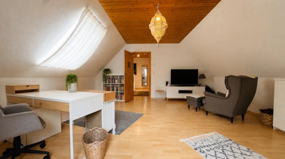 Casa unifamiliare di 4,5 locali ben curata con giardino invernale, grande giardino, box auto e posto auto