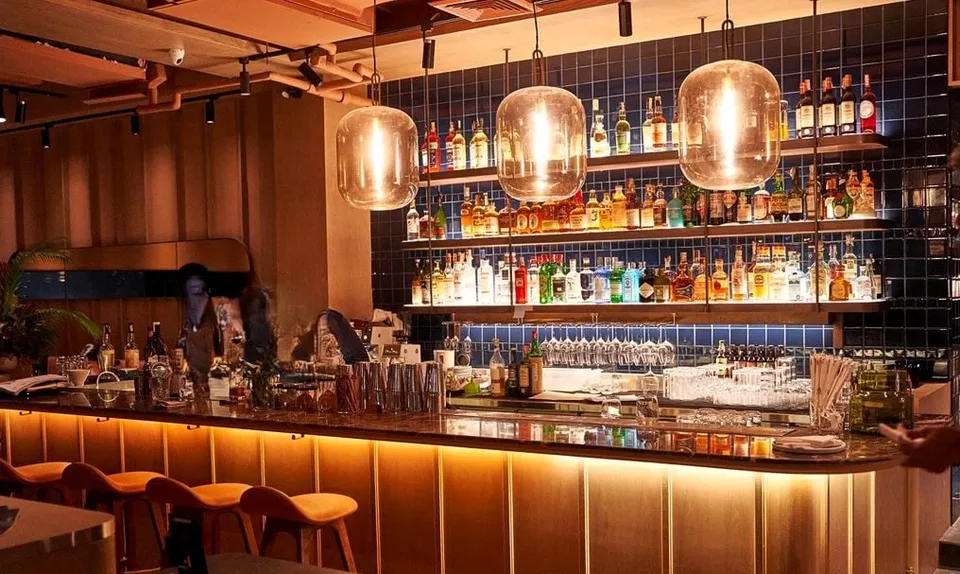 MAGNIFIQUE BAR TRÈS VISIBLE IDÉALEMENT SITUÉ SUR UNE IMPORTANTE RUE D'UN QUARTIER ANIMÉ