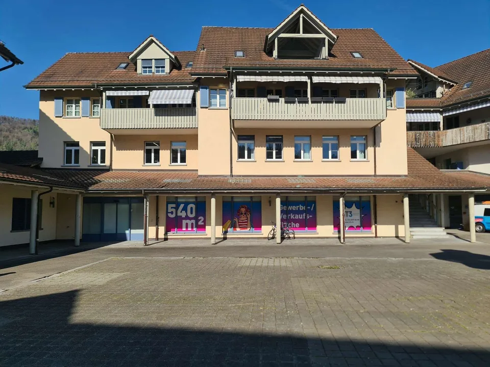 Immeubles d'habitation et commerciaux avec réaménagement approuvé en plus d'espaces de vie