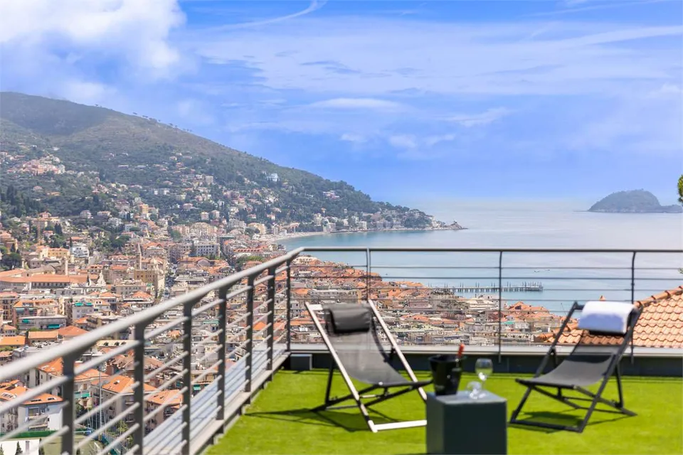 SUPERBO ATTICO CON VISTA MARE