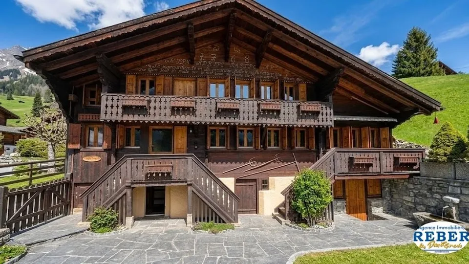 C’est exactement le genre de chalet que l’on imagine quand on rêve de la Suisse.