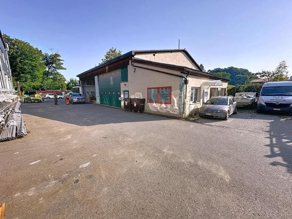 Bâtiment industriel en zone d'activités artisanales à Neyruz